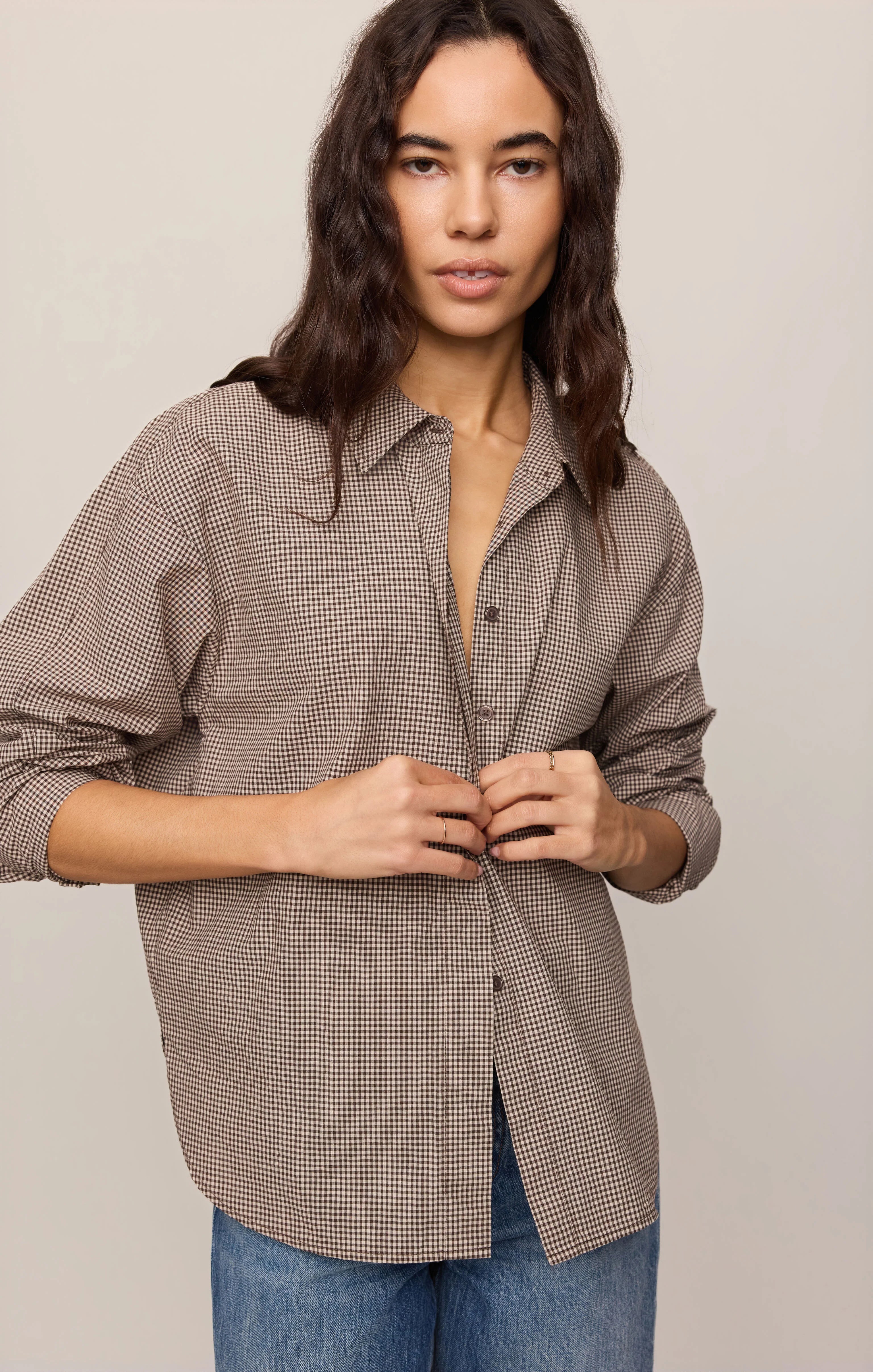 ON DUTY GINGHAM BUTTON UP SHIRT
